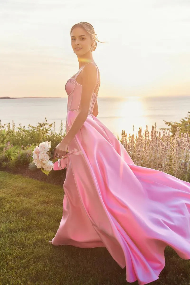 Robe de soirée Weitese trapèze à épaules dénudées, sans manches, traîne courte et fente haute.